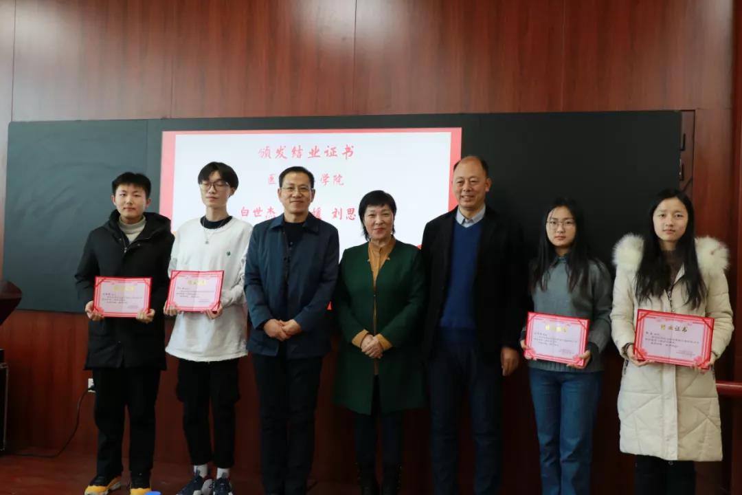 医药信息学院直属党支部书记王喜臣为医药信息学院学员颁发结业证书