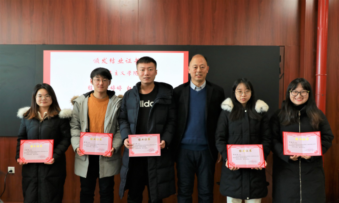 公司党总支书记徐德斌为威廉希尔williamhill中文2019级学员颁发结业证书