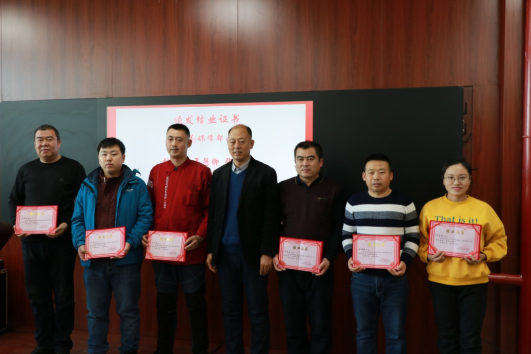 公司党总支书记徐德斌为后勤保障部学员颁发结业证书